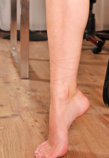 Luscious cutie Marilyn Cole in hot panties show some foot fetish 